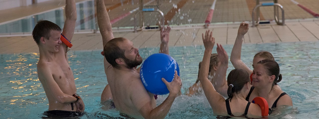 Young adults playing water polo in the pool. Photo: Thor Østbye